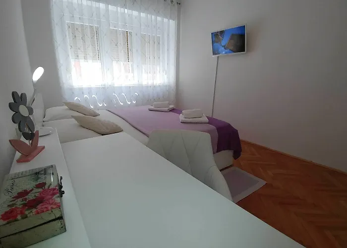 Le Monde Apartment Split