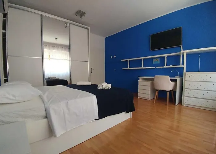 Le Monde Apartment Split