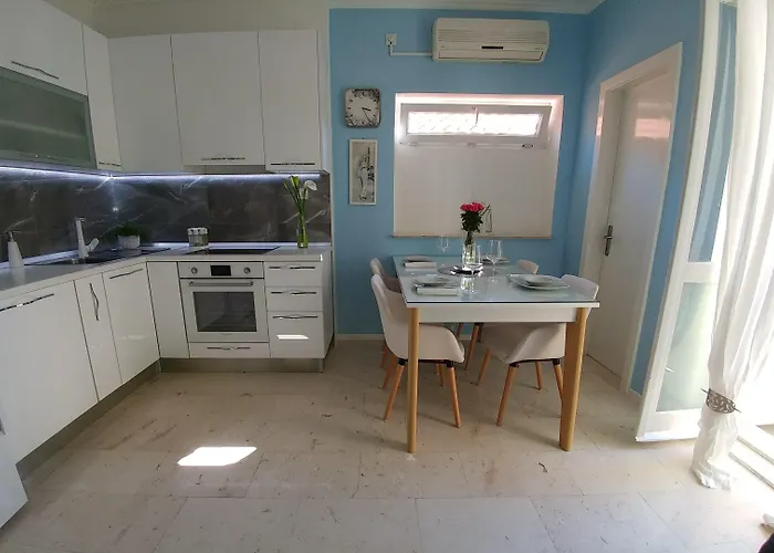 Le Monde Apartment Split