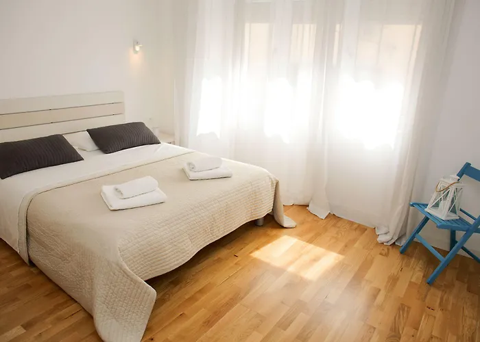 Le Monde Apartment Split