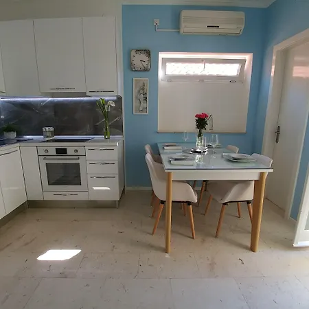 Le Monde Apartment Split
