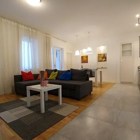 Le Monde Apartment *
